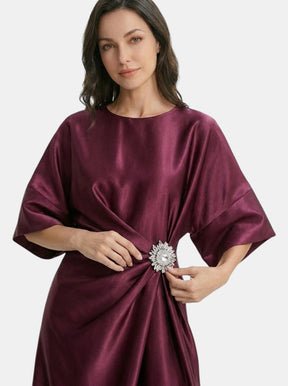 Robe de soirée longue en satin luxueux femme silhouette intemporelle formelle