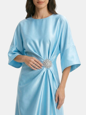 Robe de soirée longue en satin luxueux femme silhouette intemporelle formelle