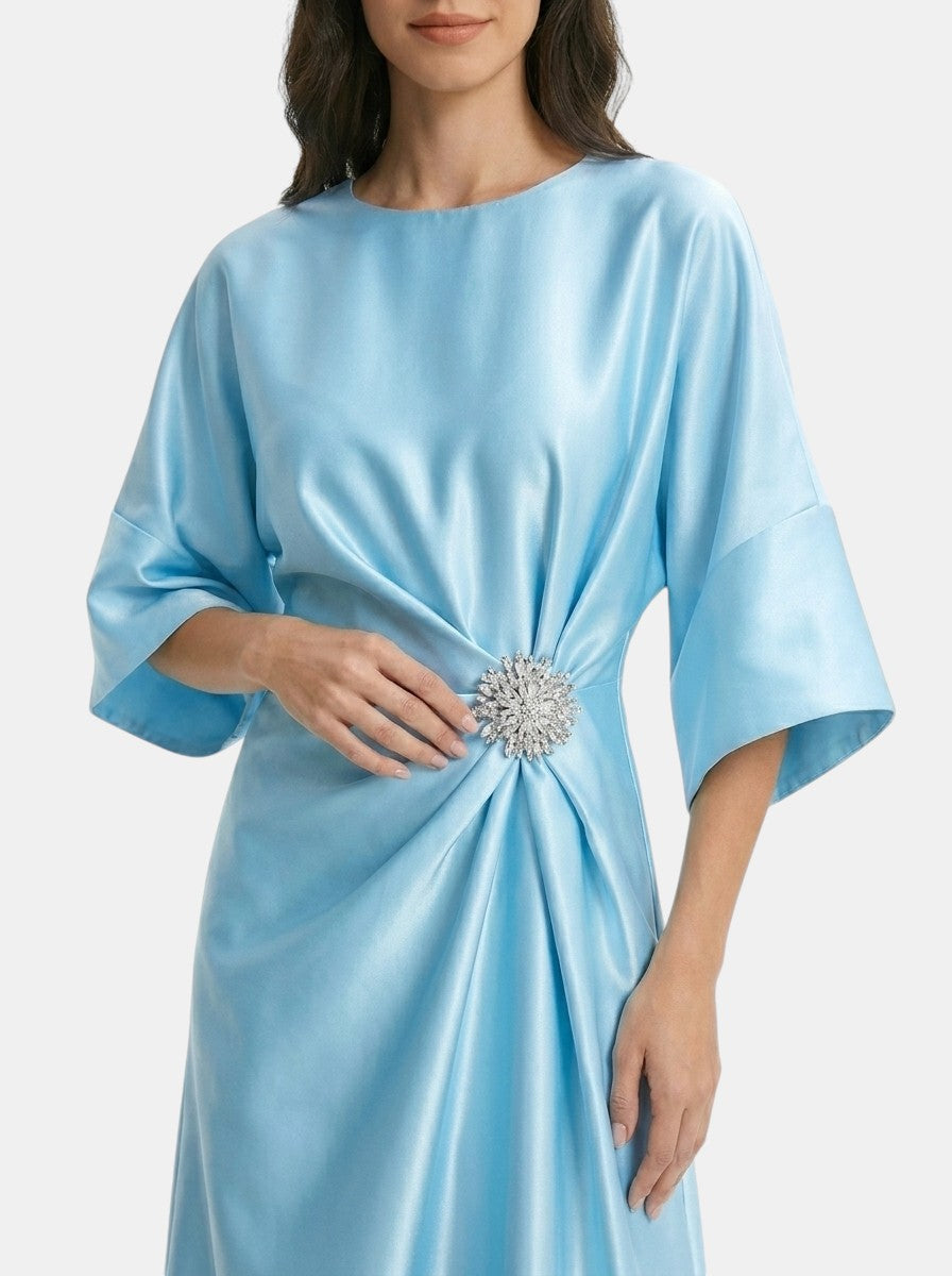 Robe de soirée longue en satin luxueux femme silhouette intemporelle formelle
