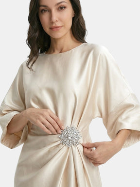 Robe de soirée longue en satin luxueux femme silhouette intemporelle formelle