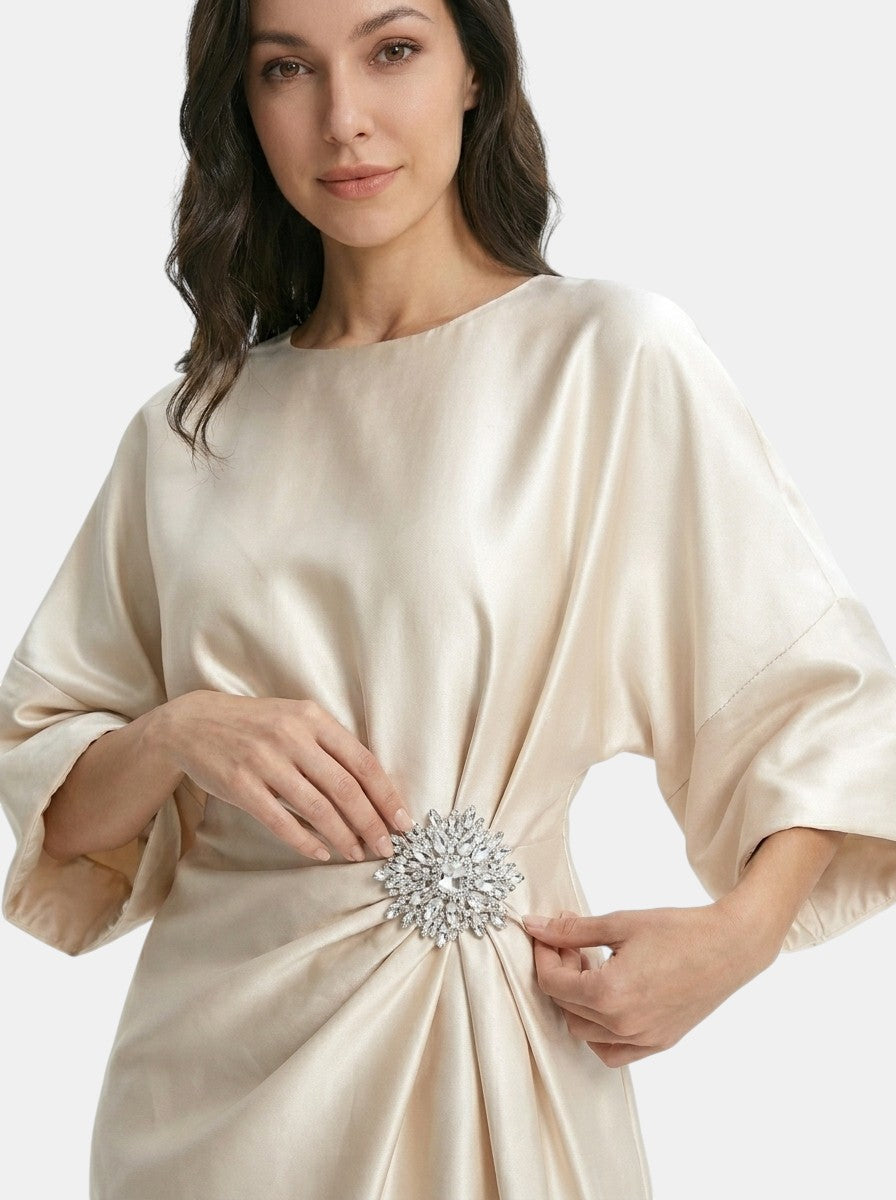 Robe de soirée longue en satin luxueux femme silhouette intemporelle formelle