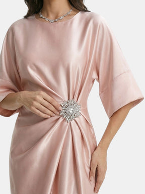 Robe de soirée longue en satin luxueux femme silhouette intemporelle formelle