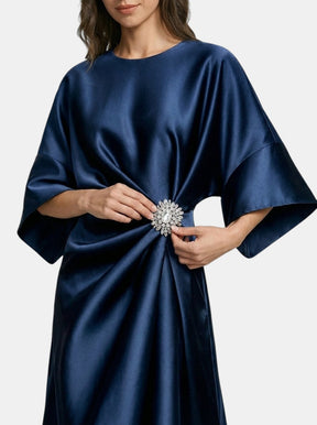 Robe de soirée longue en satin luxueux femme silhouette intemporelle formelle