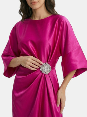 Robe de soirée longue en satin luxueux femme silhouette intemporelle formelle