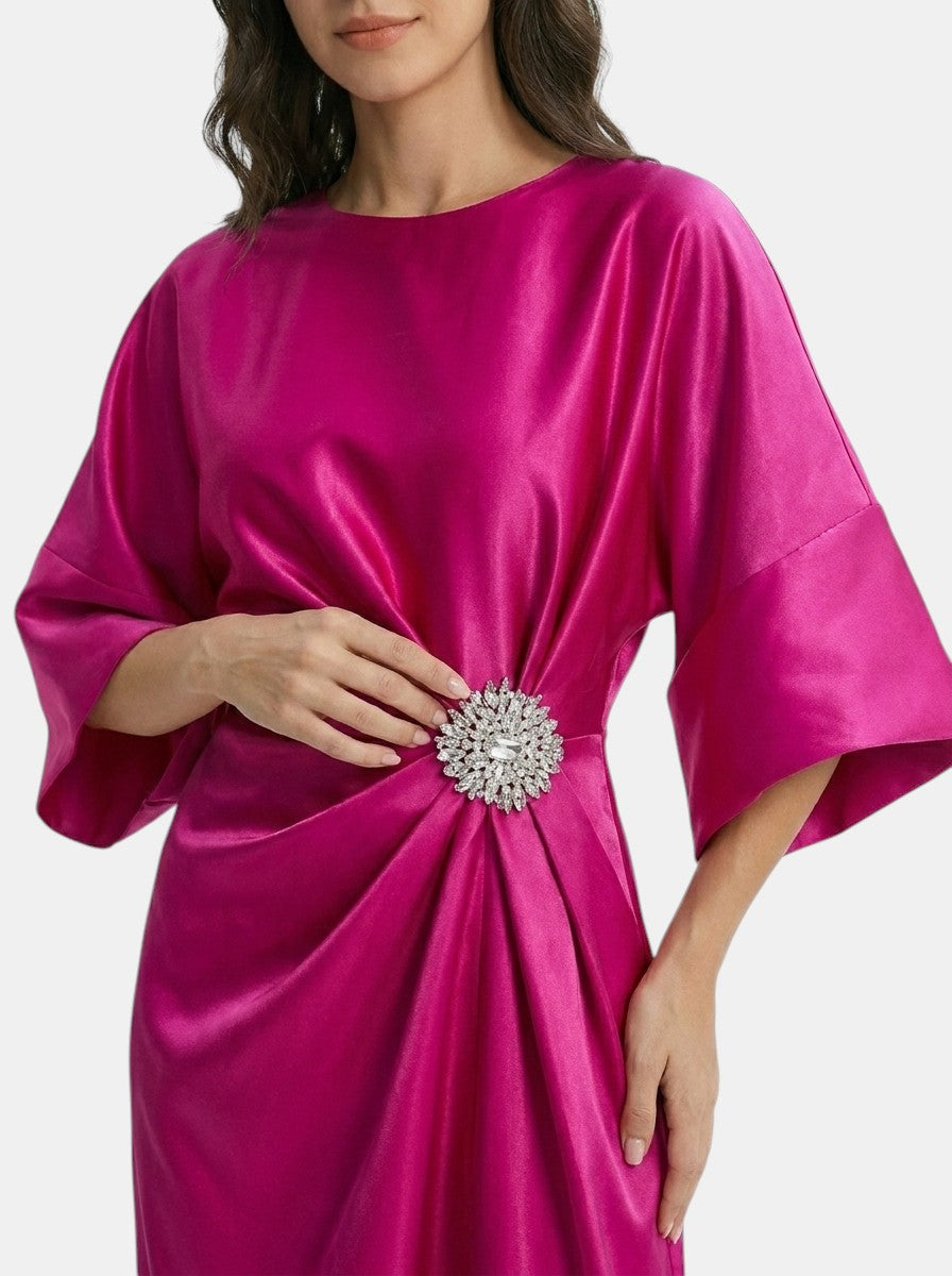 Robe de soirée longue en satin luxueux femme silhouette intemporelle formelle