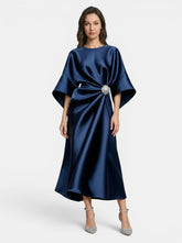 Robe de soirée longue en satin luxueux femme silhouette intemporelle formelle