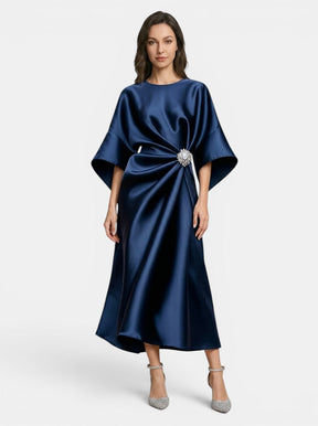 Robe de soirée longue en satin luxueux femme silhouette intemporelle formelle