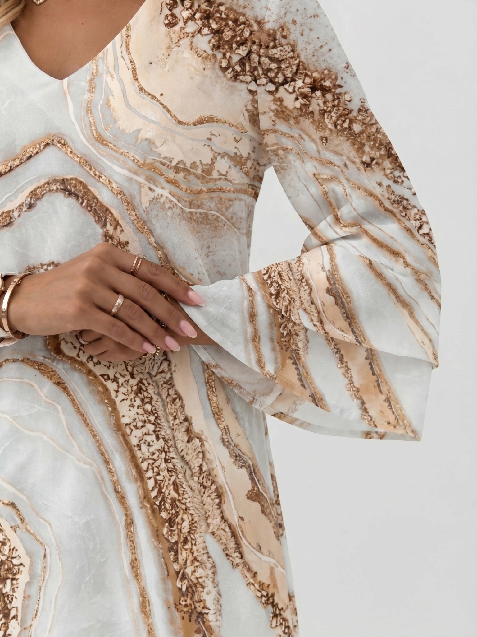 Mini robe imprimé marbre femme manches évasées col en V silhouette fluide