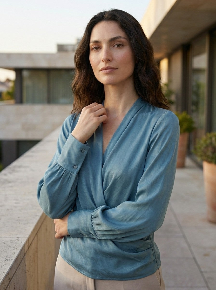 Blouse satinée col V manches bouffantes taille plissée romantique femme