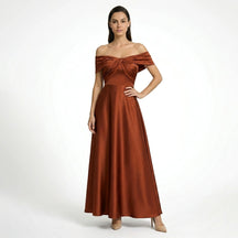 Robe maxi satinée épaule dénudée corsage plissé cérémonie élégante femme