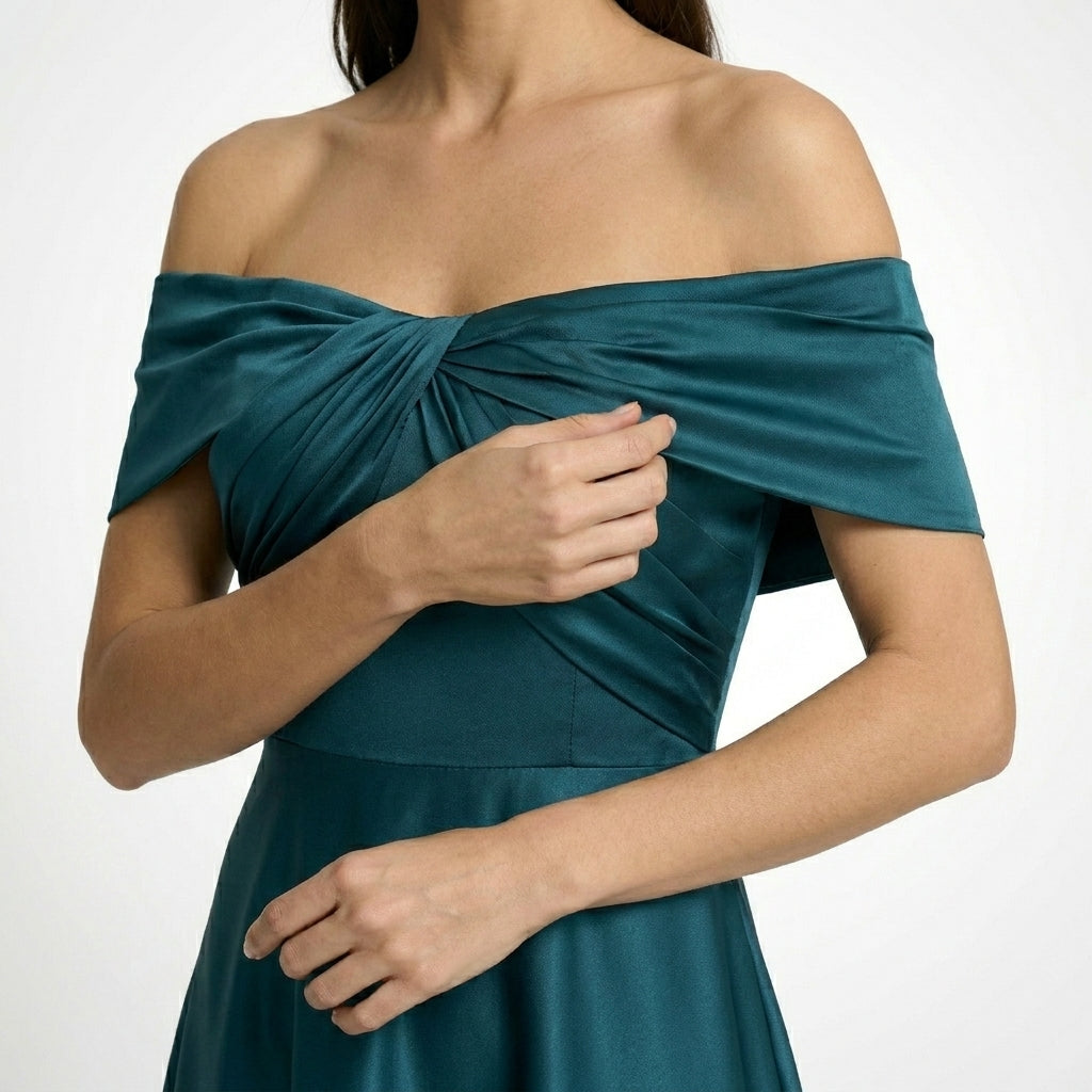 Robe maxi satinée épaule dénudée corsage plissé cérémonie élégante femme