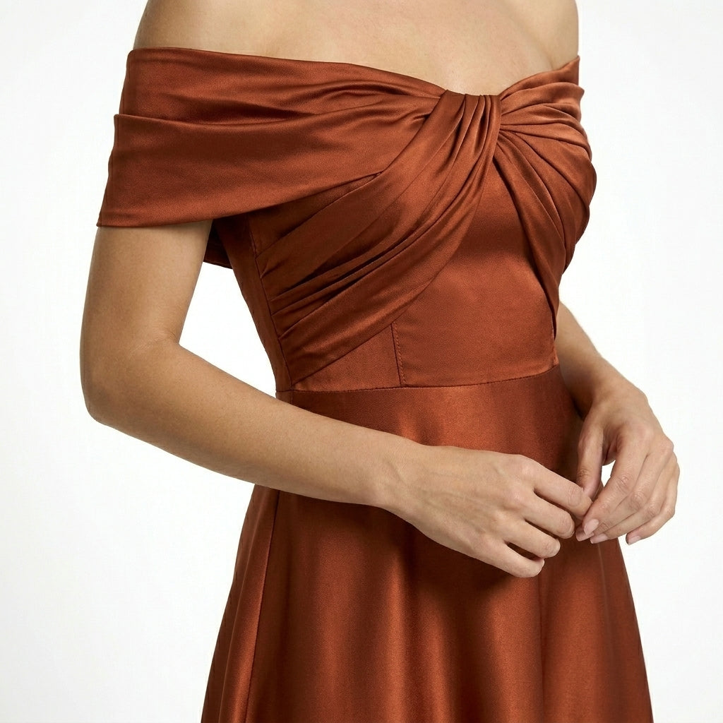 Robe maxi satinée épaule dénudée corsage plissé cérémonie élégante femme